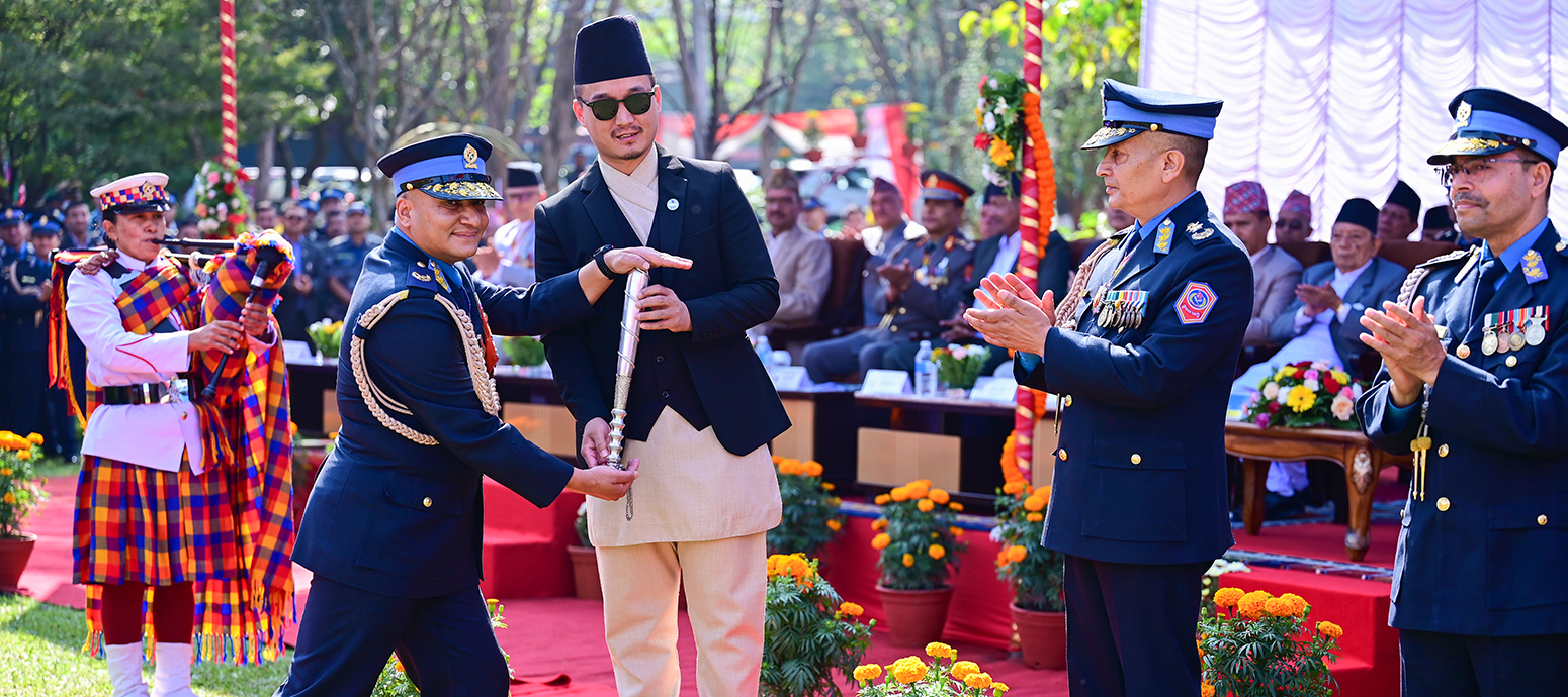 पुलिस ब्याटन २०८३ प्राप्त गर्न सफल लुम्बिनी प्रदेश प्रहरी कार्यालय प्रमुख प्र.ना.म.नि. भूपेन्द्र बहादुर खत्रीज्यूलाई ब्याटन हस्तान्तरण गर्नुहुँदै माननीय गृहमन्त्री सुधन गुरुङज्यू । मिति:-२०८३।०६।३० गते