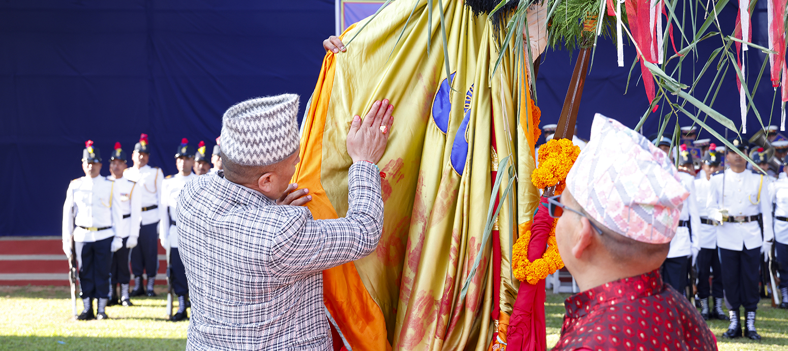 बडा दसैं २०८३ को अवसरमा प्र.म.नि. दान बहादुर कार्कीज्यूद्वारा निशानमा पञ्जा छाप लगाउनु हुँदै। मितिः २०८३।०७।०३ गते ।
